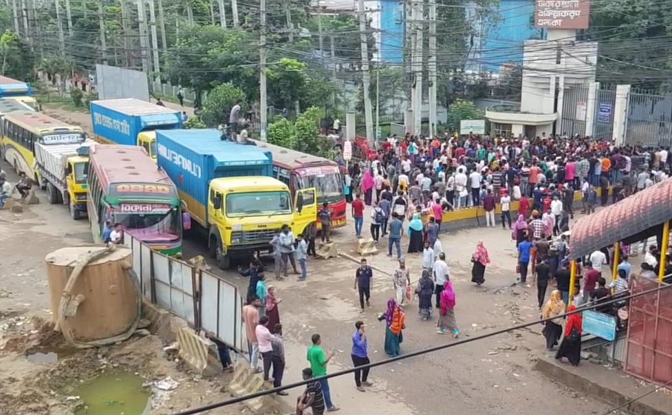 সাভারে দাবি আদায়ের লক্ষ্যে সড়ক আটকে যানবাহন আটকে দিয়েছেন চাকরিপ্রার্থীরা। এতে যানজটে আটকে আছে অসংখ্য যানবাহন